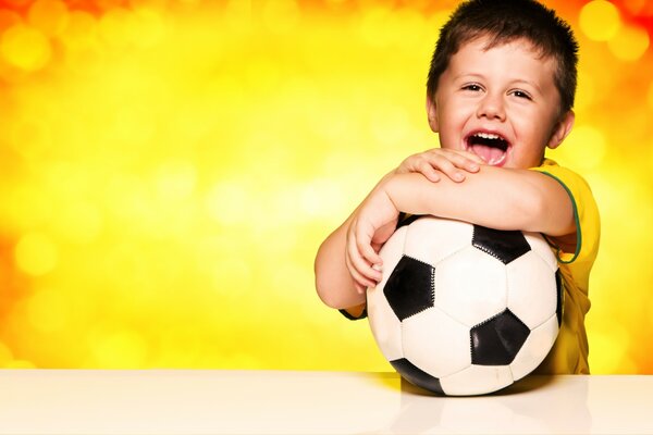 Ragazzino con un pallone da calcio