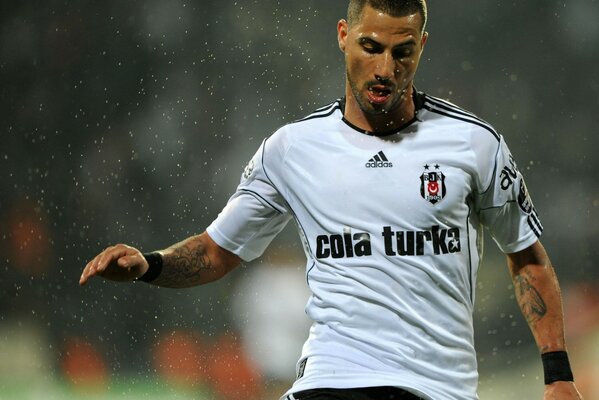 Super soccer player ricardo quaresma on the field