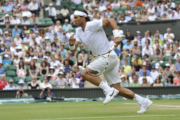 L atleta Rafael Nadal che gioca a tennis