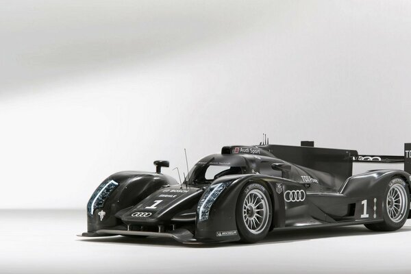 Carriola da corsa nera audi r18