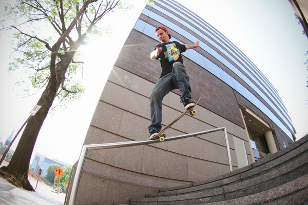 Chico haciendo un truco en una patineta