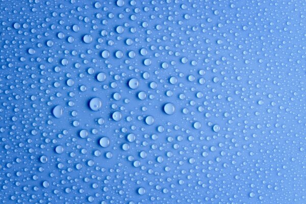 Wassertropfen auf blauem Hintergrund unter Nahaufnahme