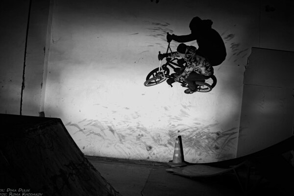 Foto in bianco e nero di un ragazzo in uno skatepark