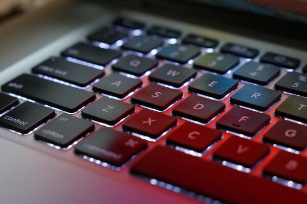 Schwarze Tastatur mit Hintergrundbeleuchtung von Apple macbook