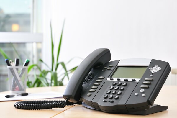 Izborazhenie phone on the desktop in the office