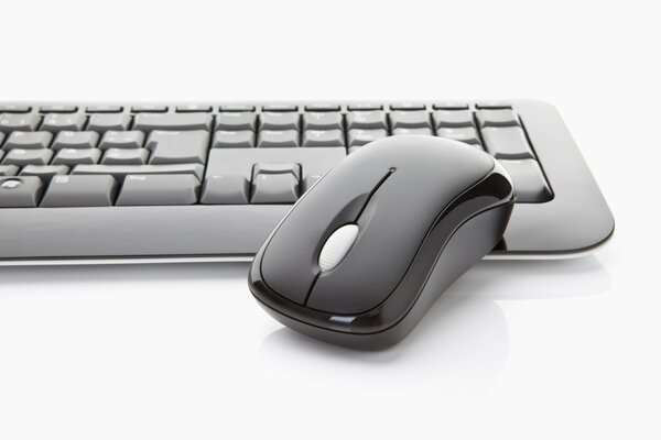 Tastiera con mouse su sfondo bianco