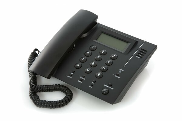 Téléphone de bureau noir sur fond blanc vide