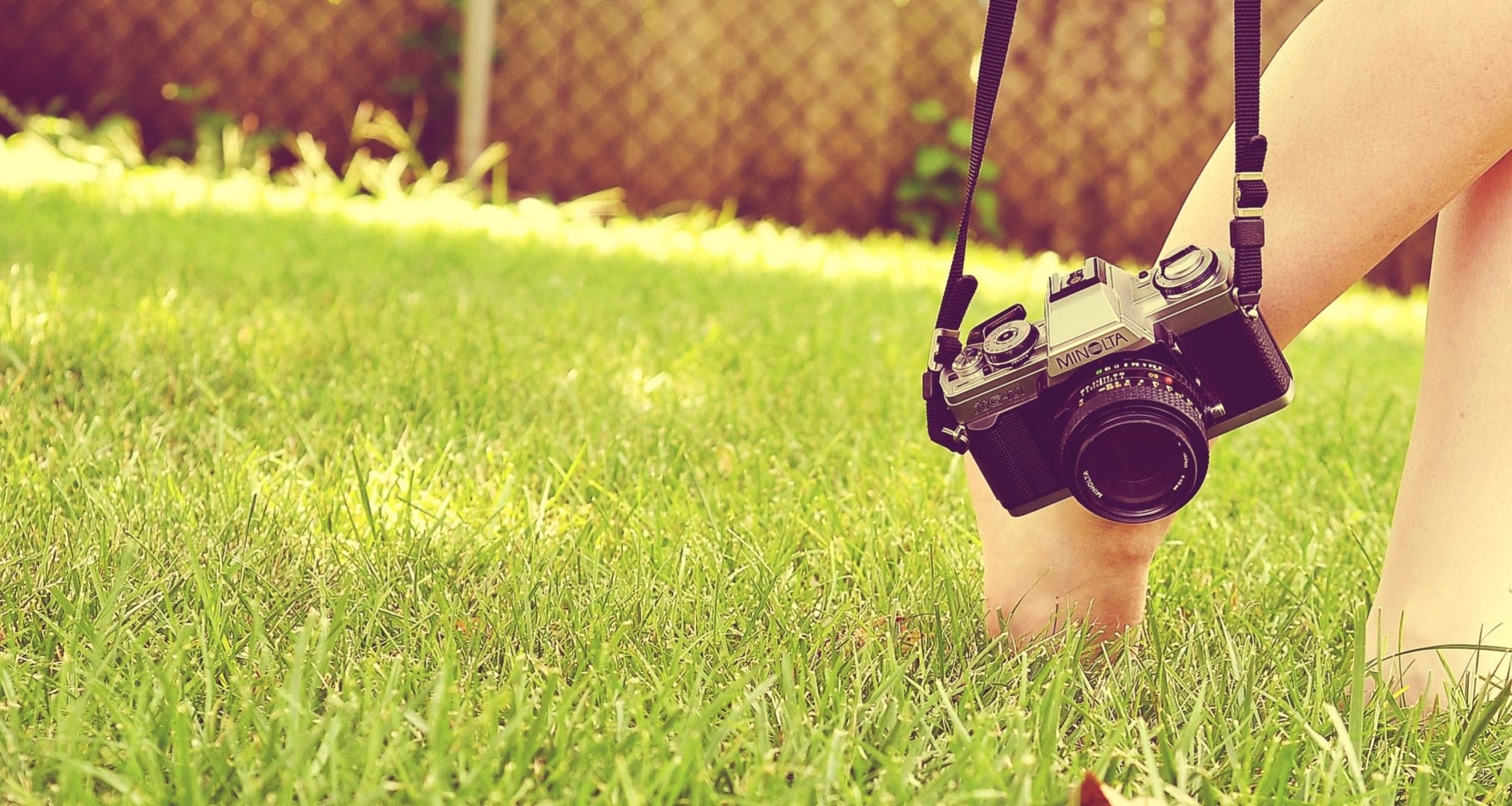 macchina fotografica piedi erba moe