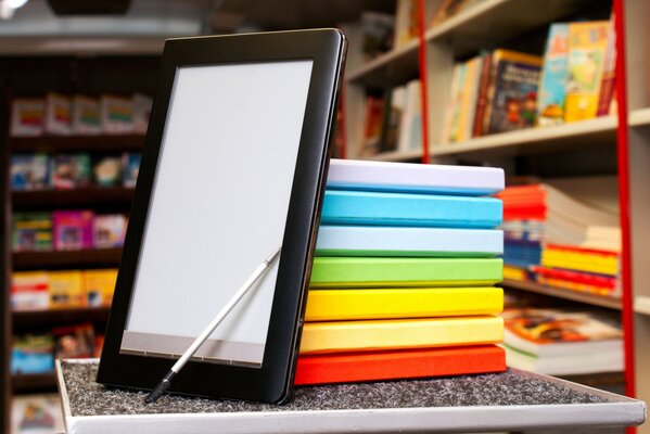 Eine Tablette, die auf einen Stapel Bücher gestützt ist
