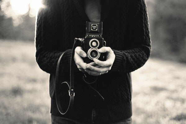 Image en noir et blanc des mains avec l appareil photo