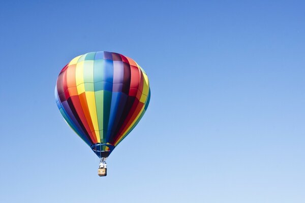 Palloncino colorato su sfondo cielo blu