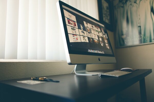 A table with an imac standing on it