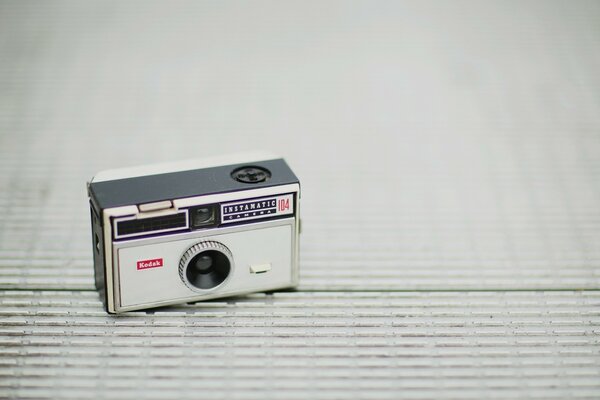 Vecchia fotocamera Kodak su una superficie uniforme