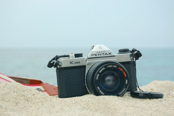 Fotocamera pentax sulla riva sabbiosa