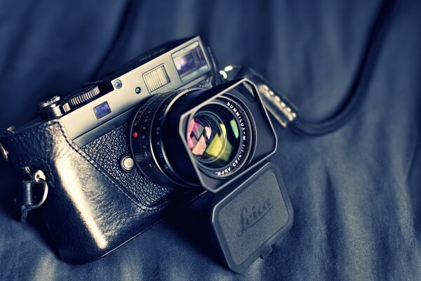 Leica камера на чёрном фоне