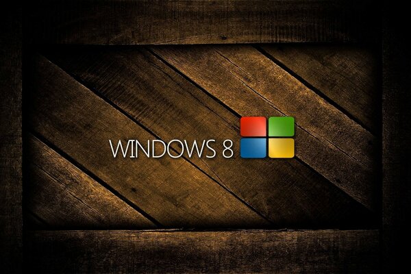 Godło Windows 8 na tle drewnianych desek