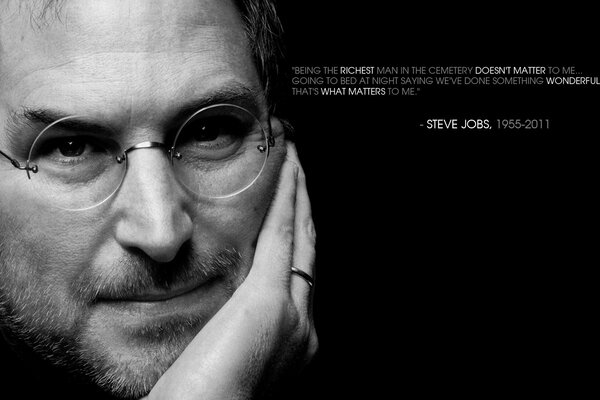 Steve Jobs mit Brille auf schwarzem Hintergrund