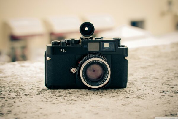 Фотокамера старого образца с фотовспышкой