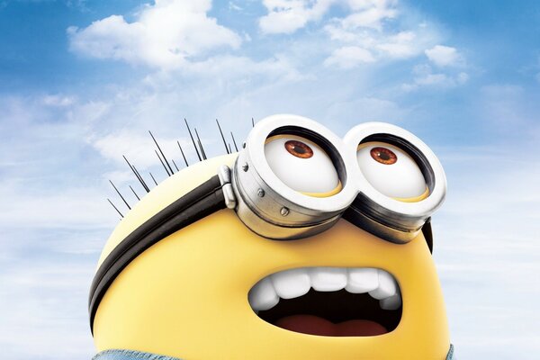 Un Minion con gafas Mira al cielo