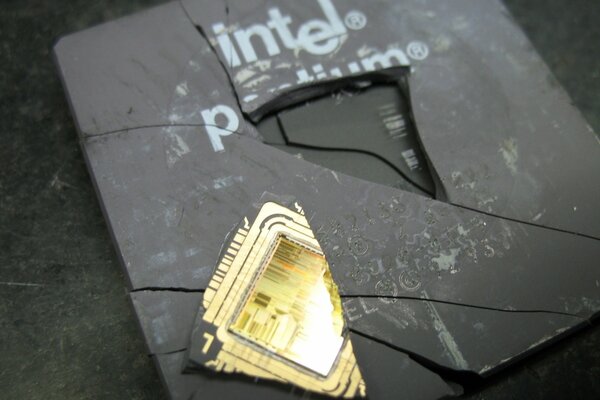 Pieza amarilla del procesador Intel triangular