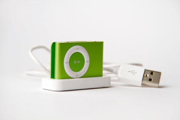 Odtwarzacz apple w zielonej obudowie z kablem usb