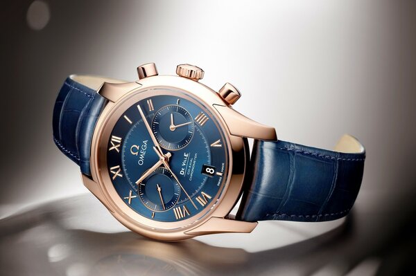 Montre Omega bleu sur fond gris