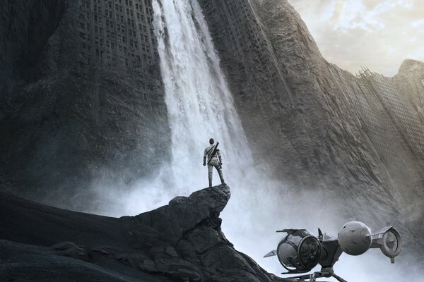 Fotograma de la película con Tom Cruise en el fondo de una cascada