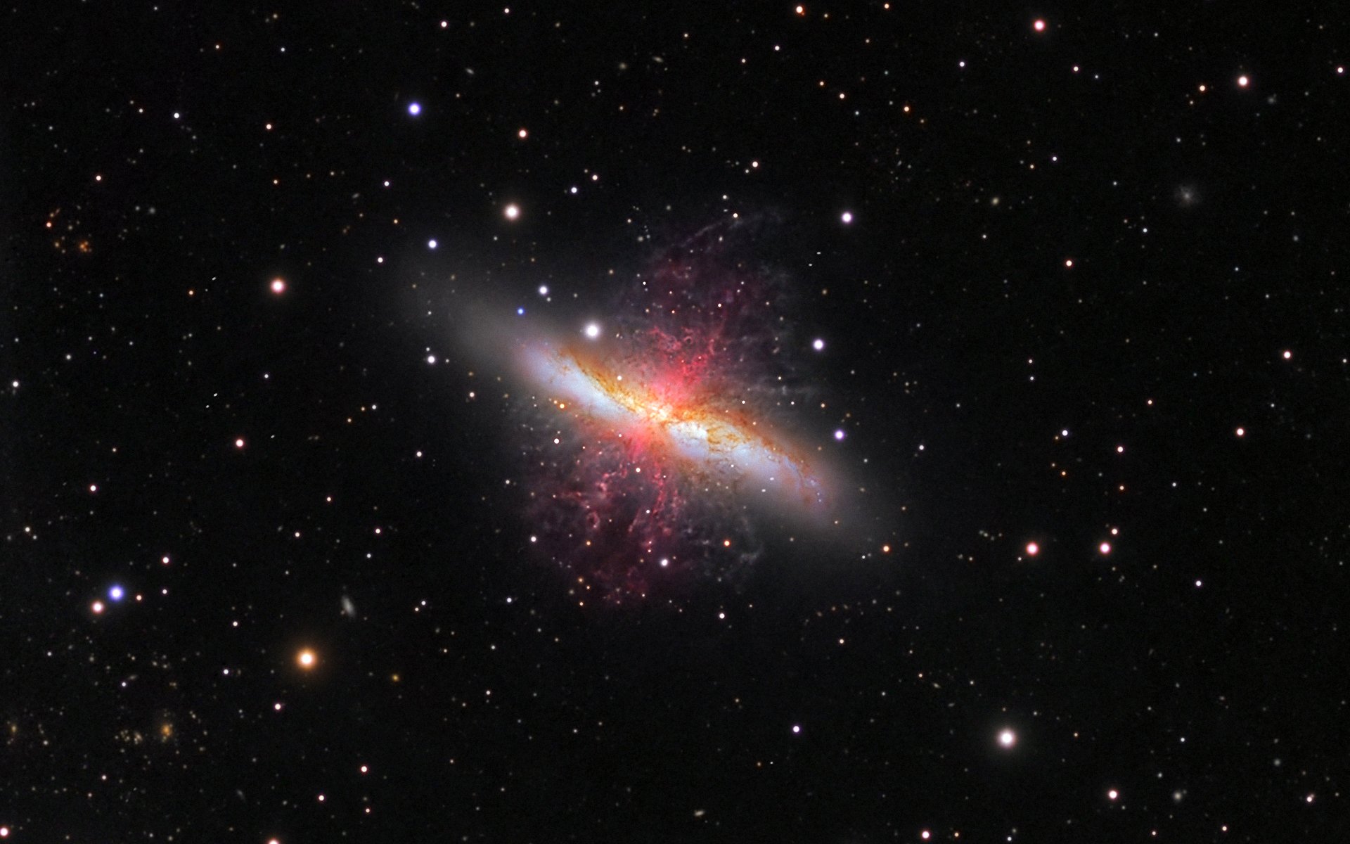 galaxie m82 cigare super-lumière