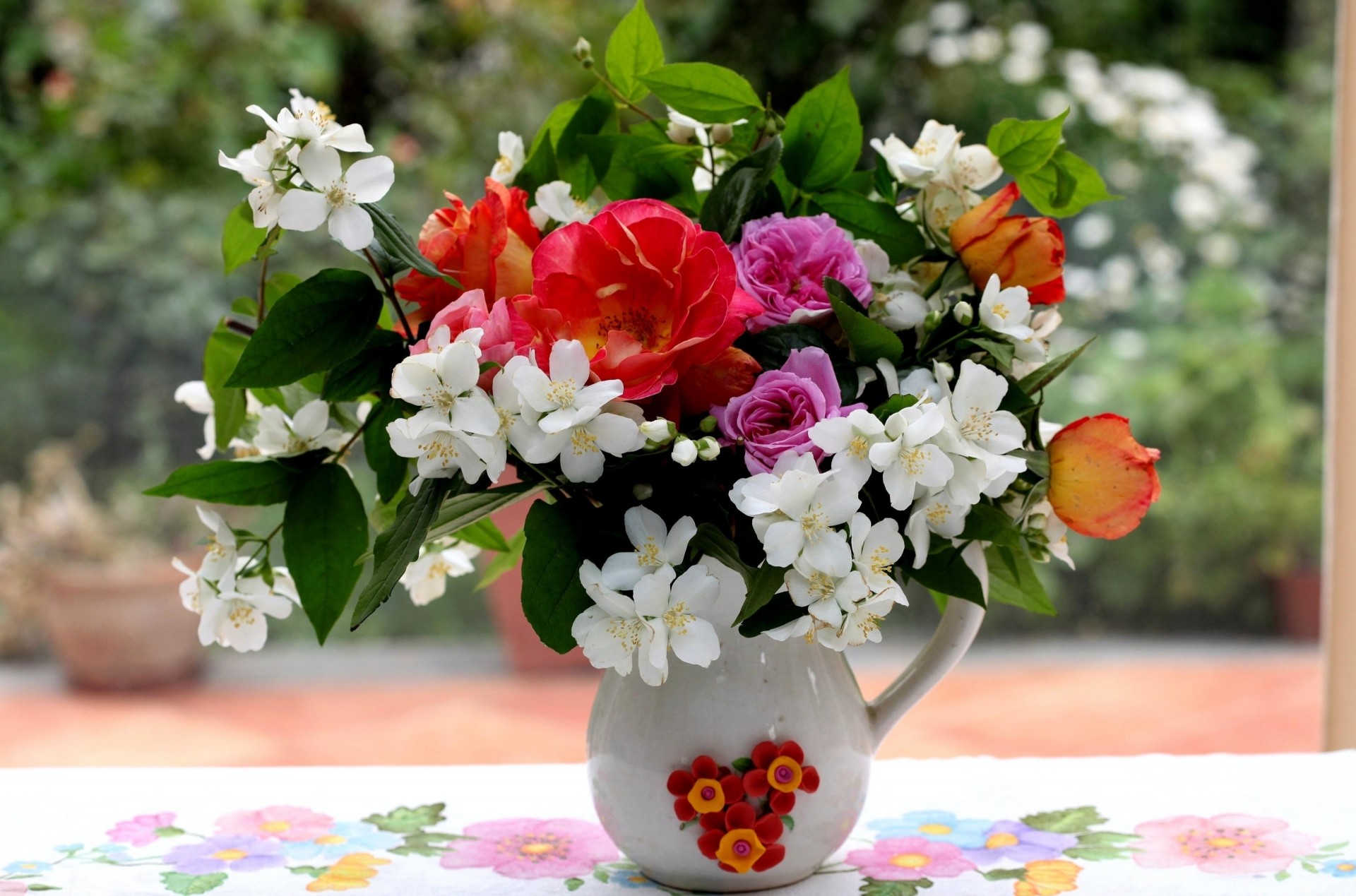 foglia rose bouquet fiori gelsomino rami brocca tavolo