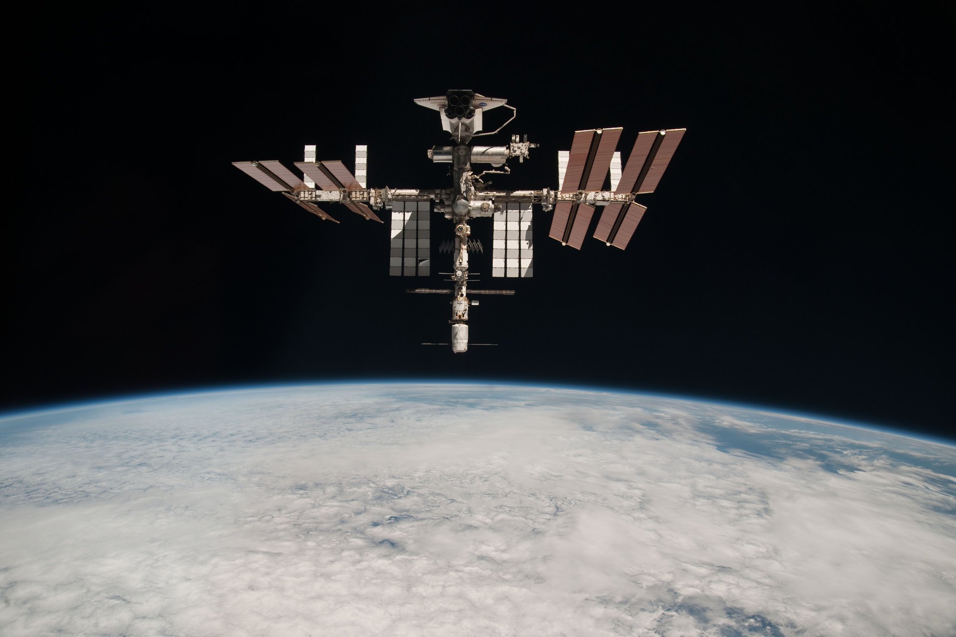 espace iss station navette abîme planète atmosphère nuages