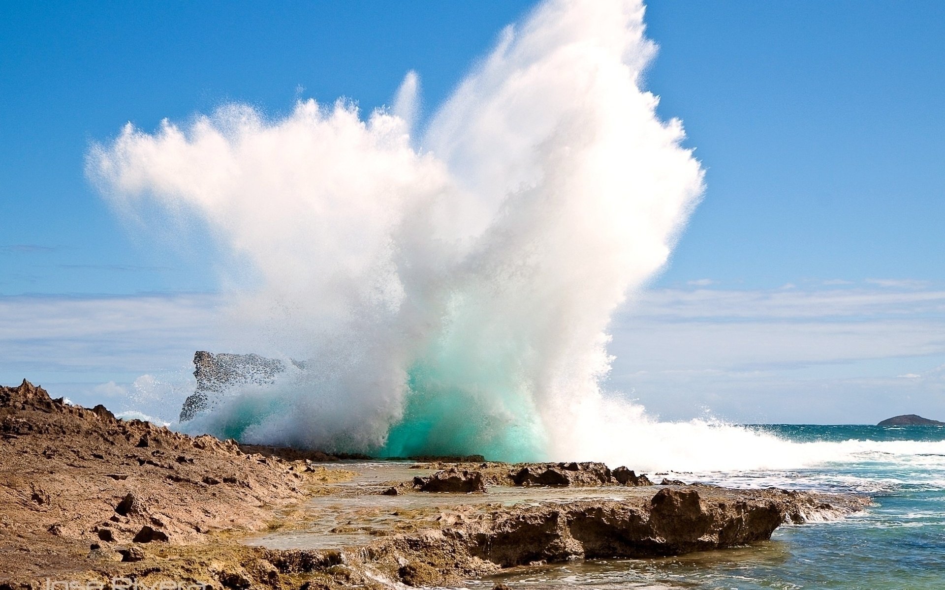 costa mare rocce spruzzi