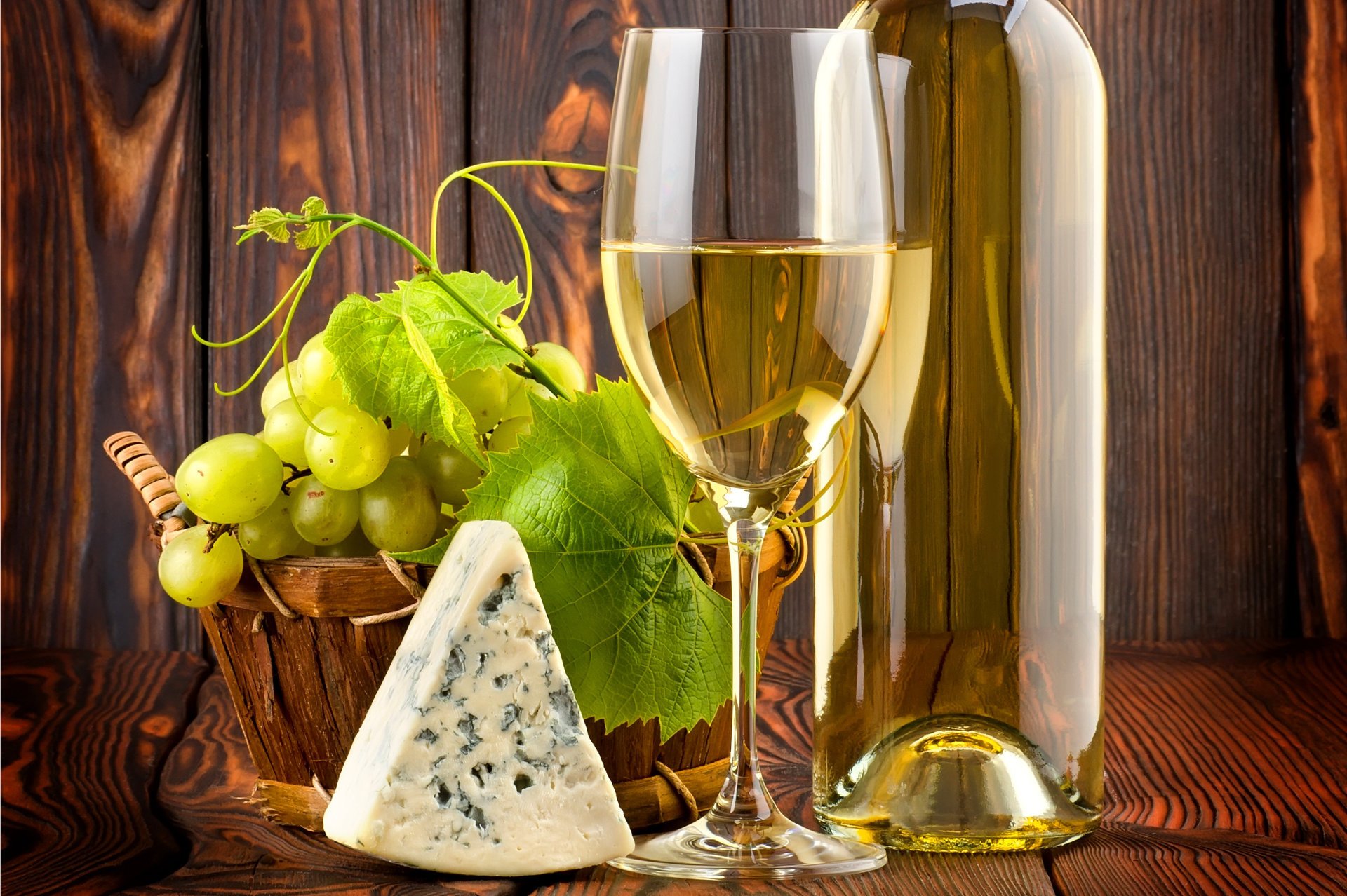 tavolo bicchiere bianco foglie vite bottiglia vino