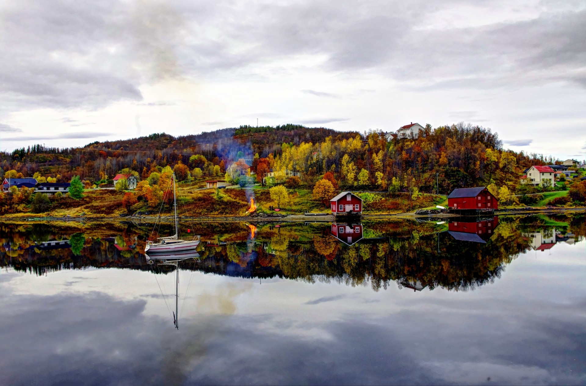 landschaft fluss nordnorwegen herbst boot zuhause