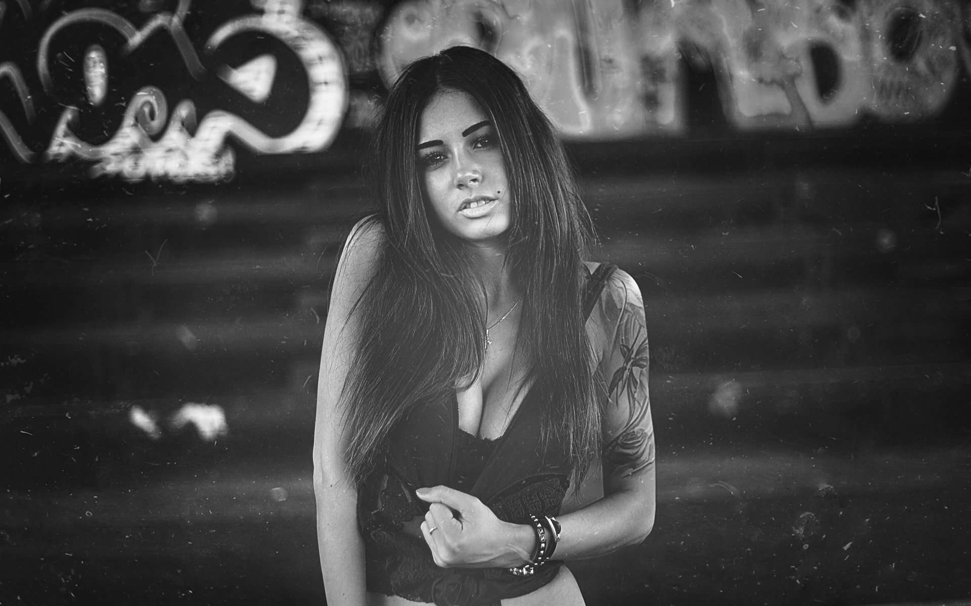 diana melison bianco e nero seno tatuaggio sexy