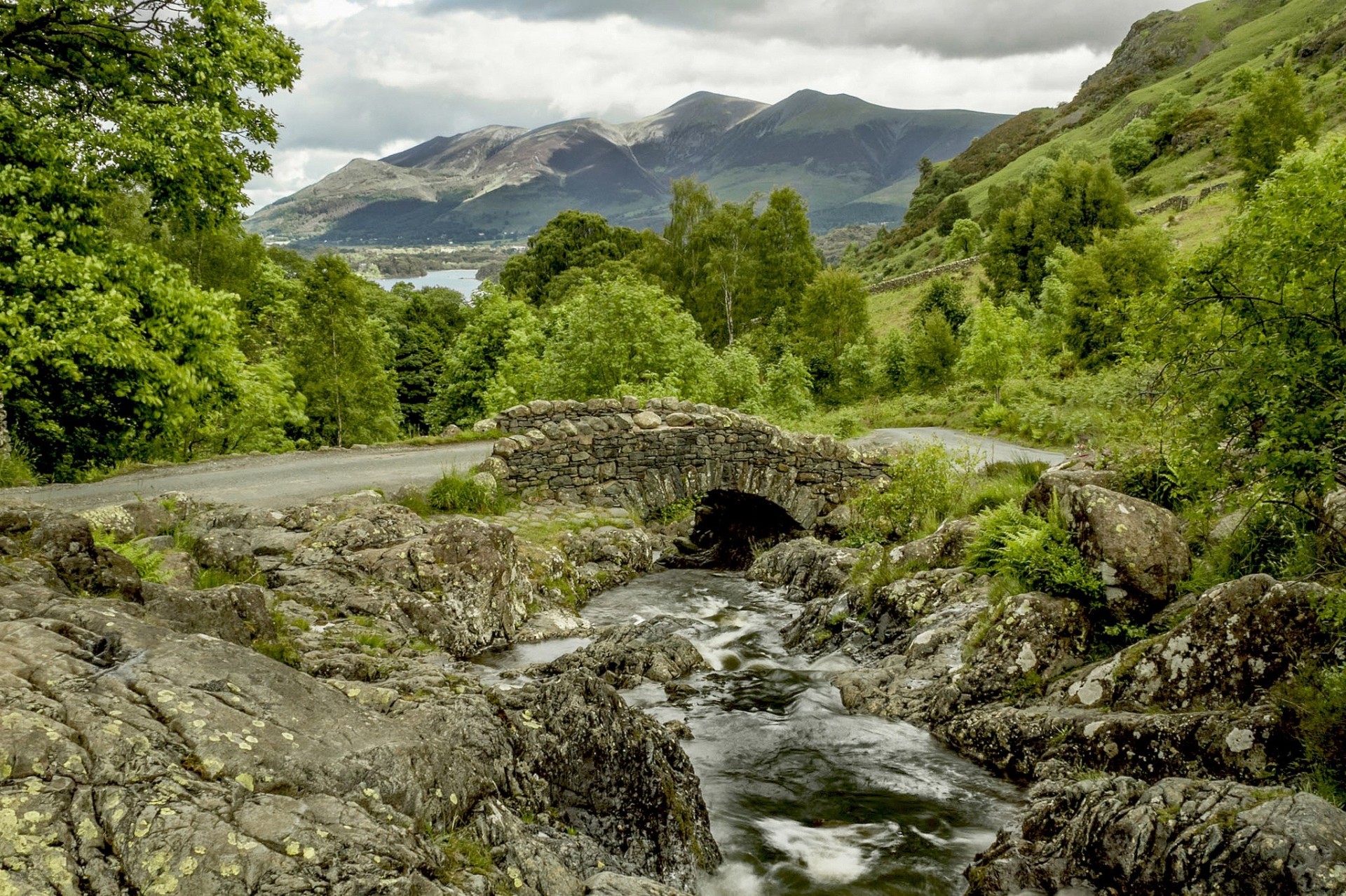 piedras paisaje inglaterra puente río camino montañas árboles