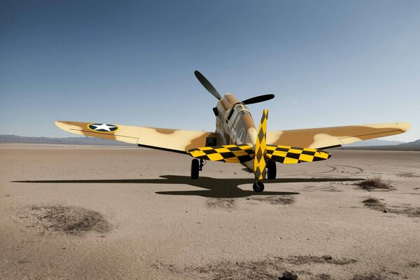 Voler dans le ciel sur un avion jaune