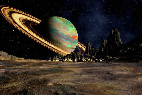 Farbiger Planet mit Ringen am Horizont