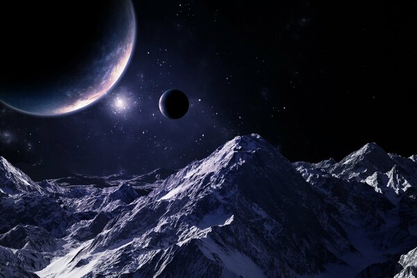 Planeten mit einem hellen Stern über den Bergmassiven