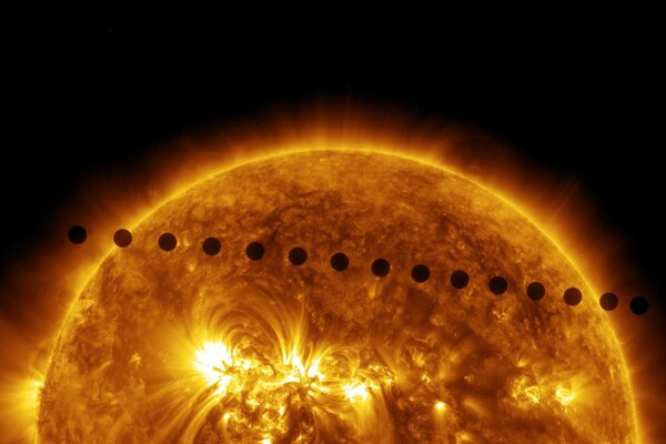 Un énorme soleil rouge dans l espace