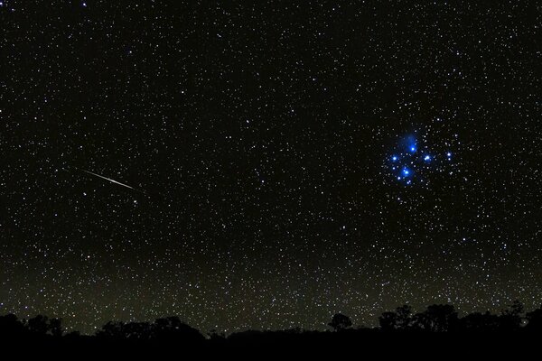 Spadający Meteor na tle gwiazd