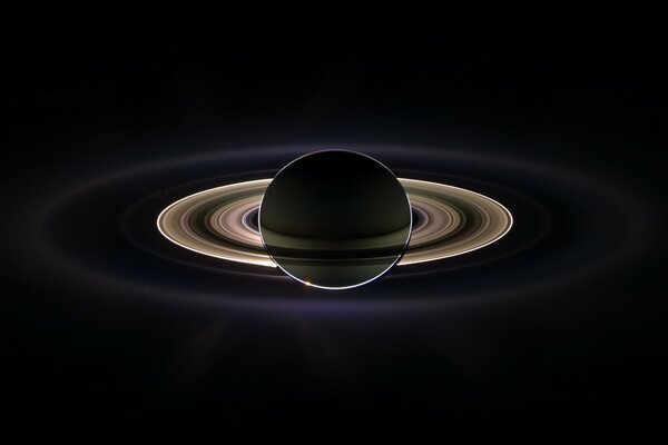 Niezwykła planeta Saturn z pierścieniem