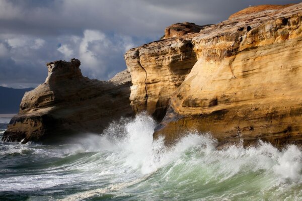 Surf del mare che batte su alte scogliere
