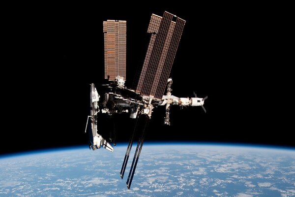 Raumstation über der Oberfläche des Planeten
