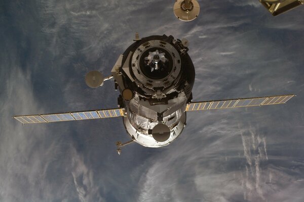 Satellite dans l espace en orbite sur fond de terre