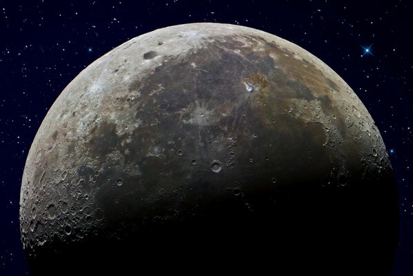 Lune approchée en couleur naturelle