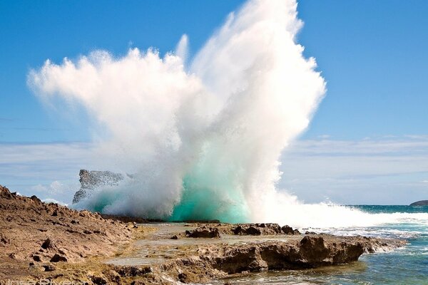 Sbattere le onde contro una sporgenza rocciosa
