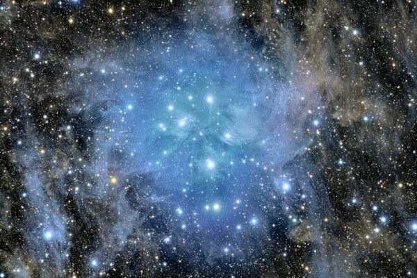 Das blaue Leuchten der Galaxie auf dem Hintergrund des dunklen Himmels