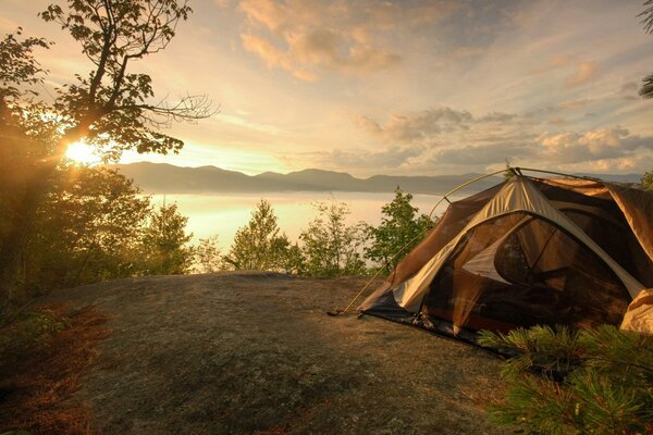 Tenda sul lago al tramonto