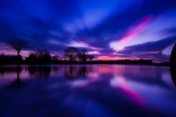Reflet du ciel nocturne dans un lac au Royaume-Uni