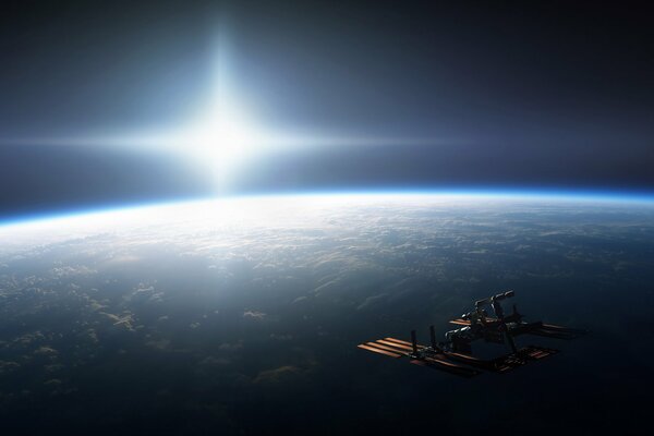 ISS vista en el espacio a la luz del sol